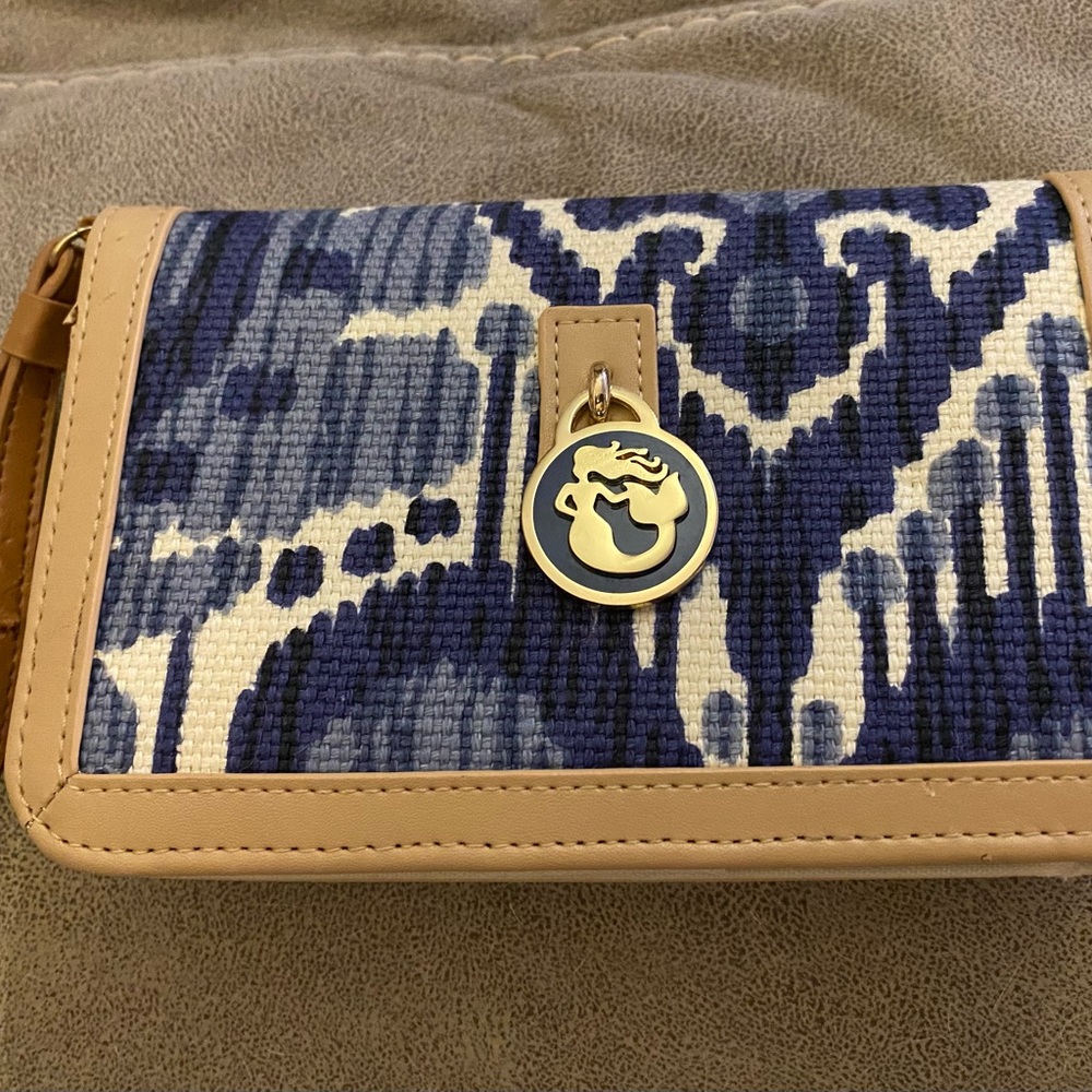 Cute Spartina 449 wristlet perfect for any occasion.